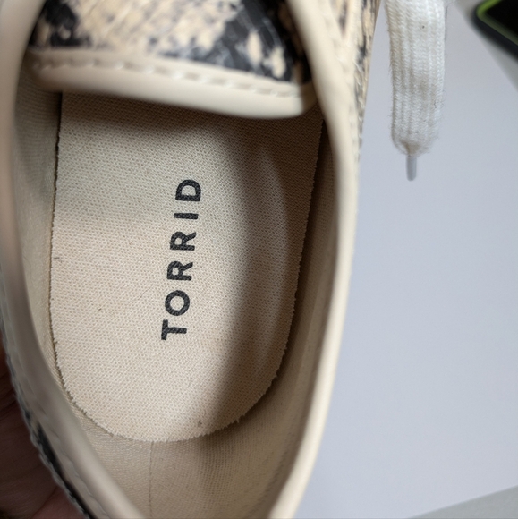 Snakeskin Pattern Sneakers with White Laces - Picture 2 of 4